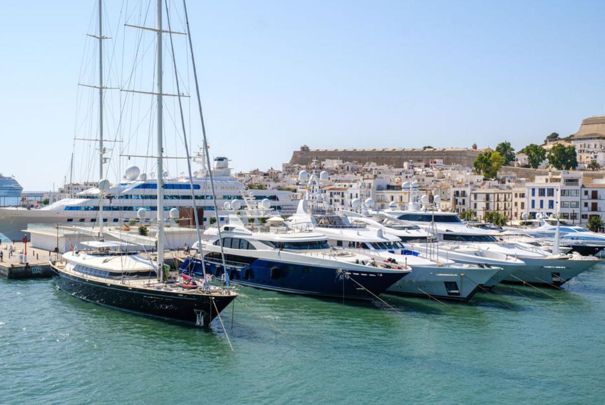 El puerto de Ibiza acoge las esloras más grandes. | SERGIO G. CAÑIZARES