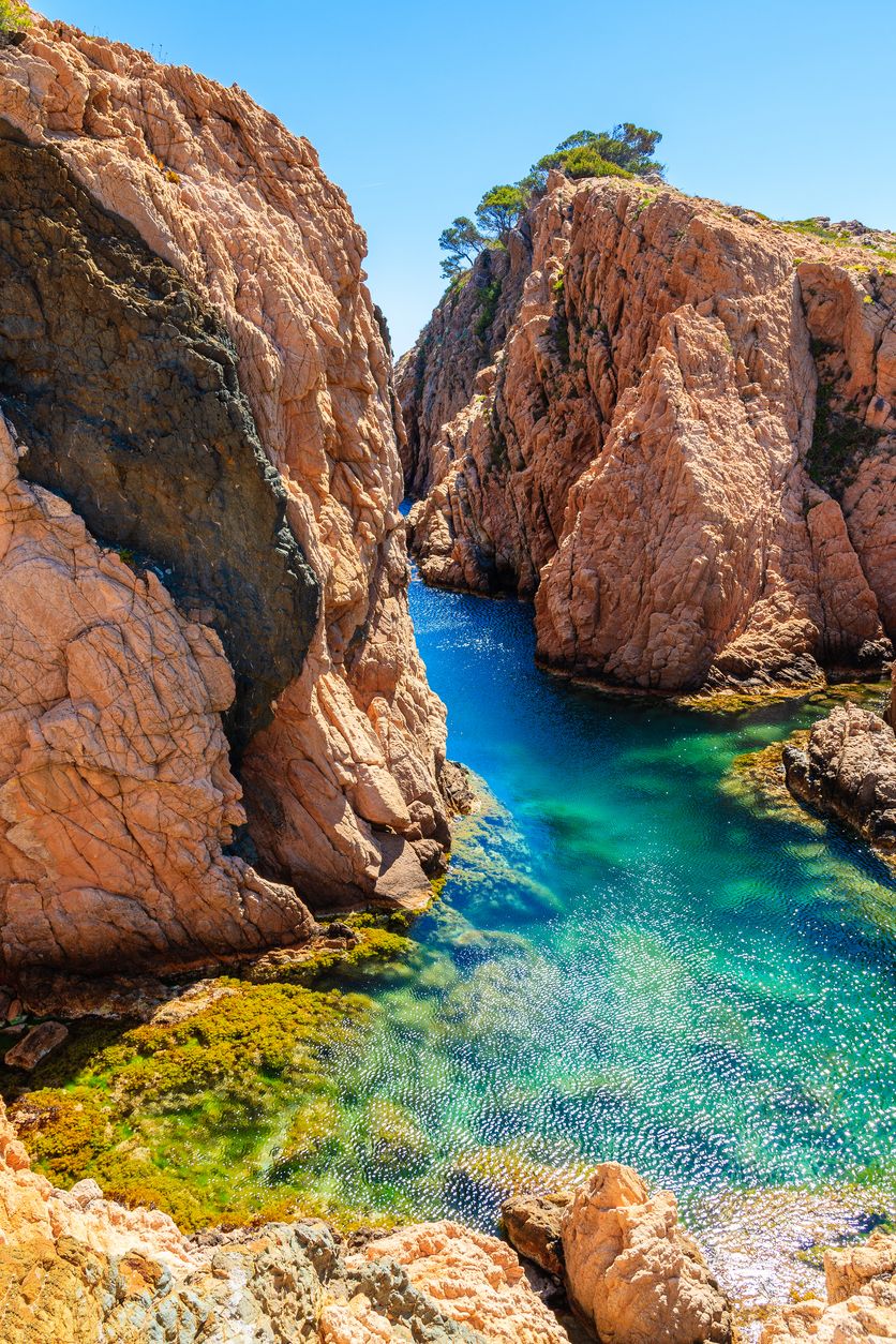 Hermosas rocas y cala marina en Cala Aigua, Costa Brava, España.
