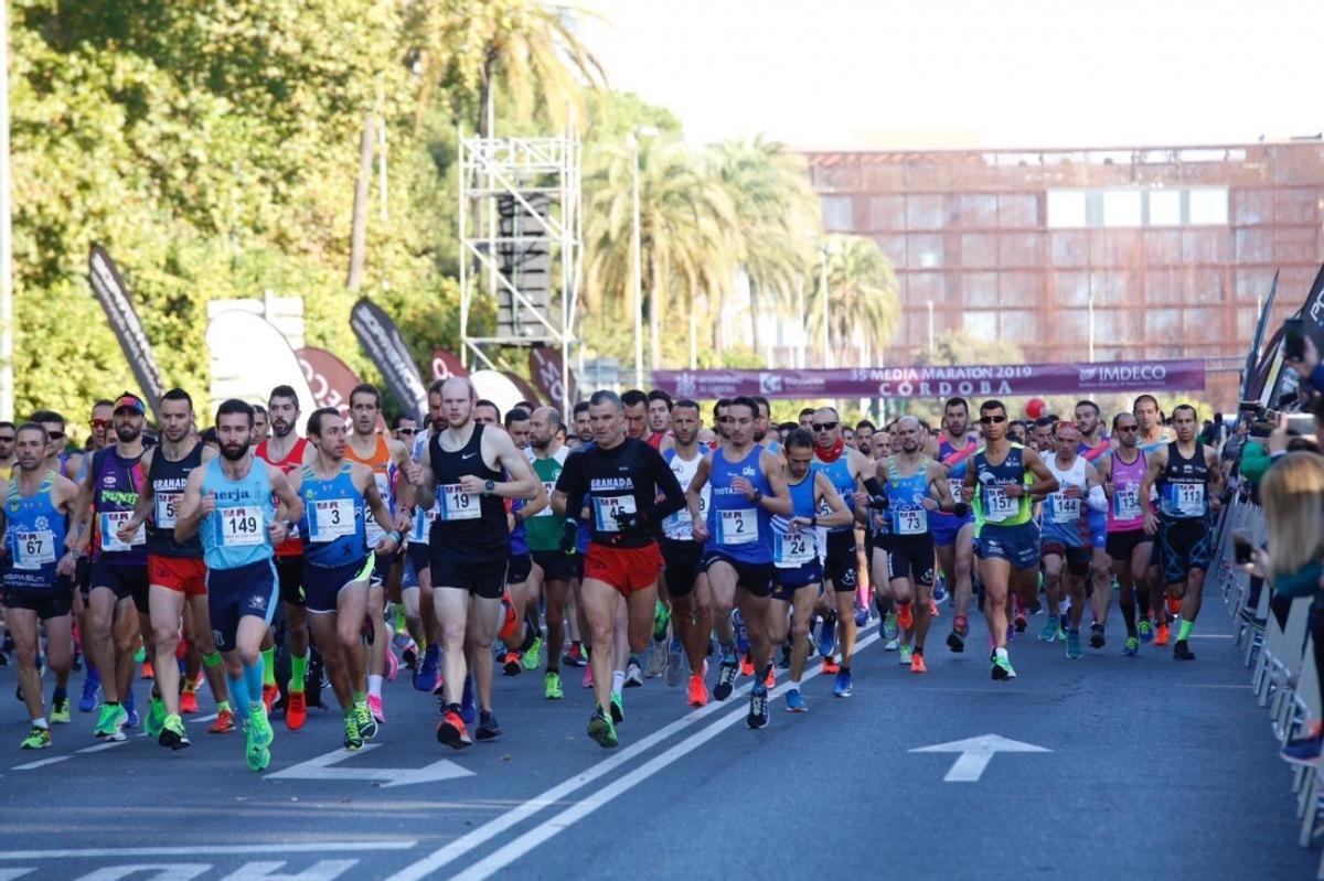 Un grupo de atletas, en la salida de la Media Maratón de Córdoba.