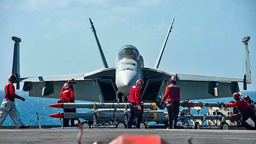 Los militares al anochecer en la cubierta del portaeronaves ‘USS Dwight D. Eisenhower’, durante las maniobras militares conjuntas con Marruecos.