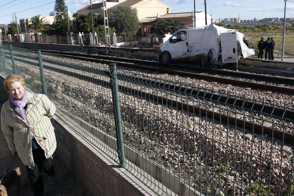 El metro arrolla una furgoneta en Paterna