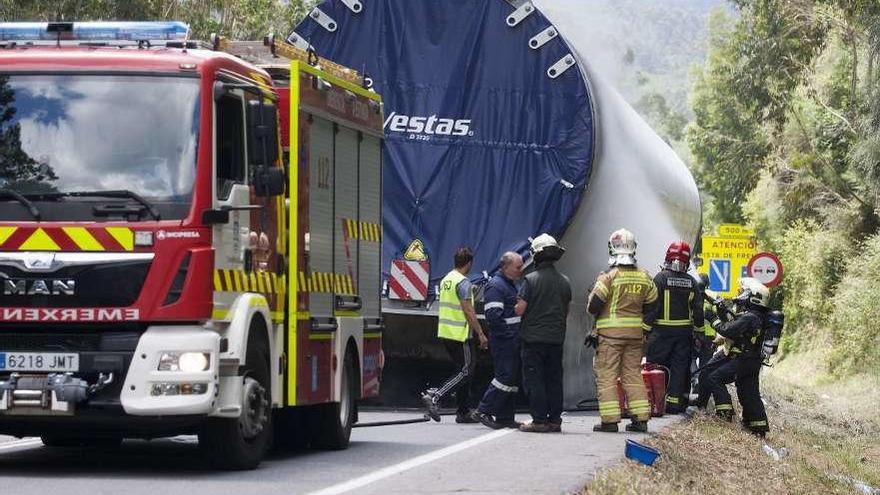 El fuego afectó al eje trasero y a cuatro ruedas del lado derecho. // Bernabé/Cris M.V.