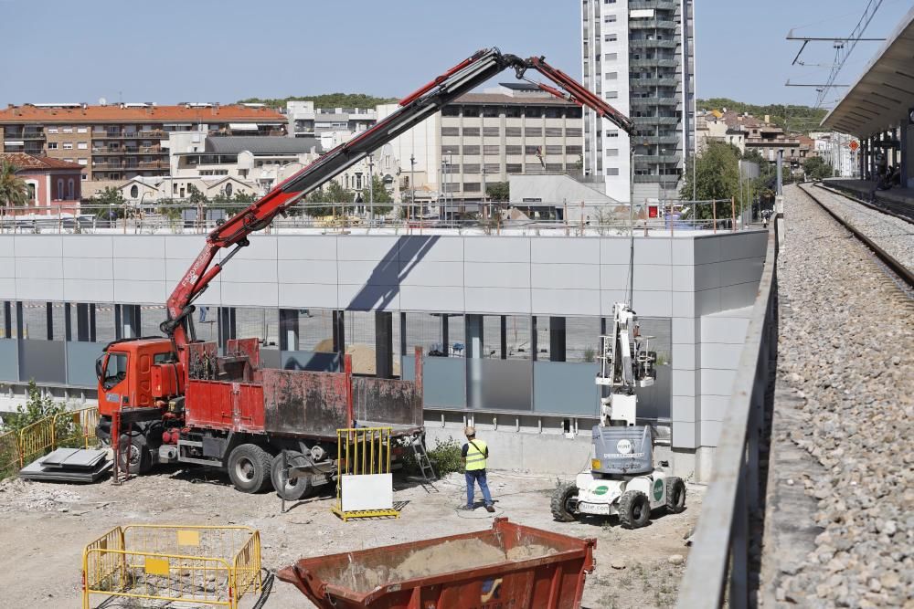 Retiren l''estructura del finger que uneix l''estació del TAV amb la ciutat.