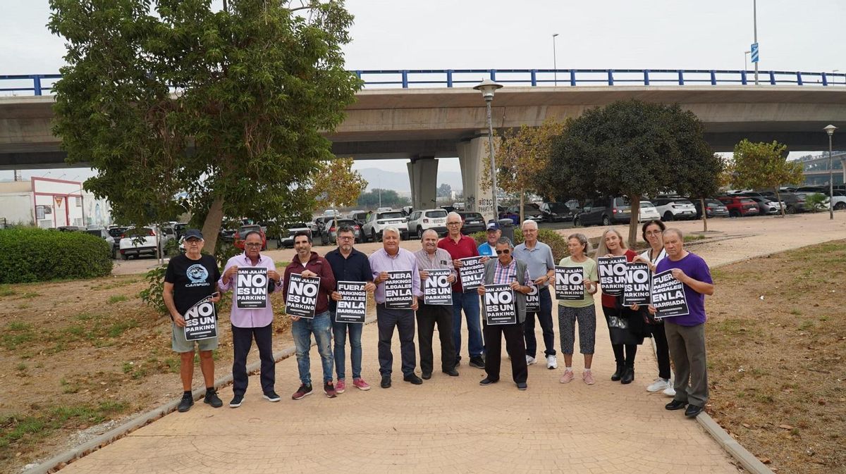 Protesta de vecinos de San Julián y del grupo socialista hace unos días en la misma zona.