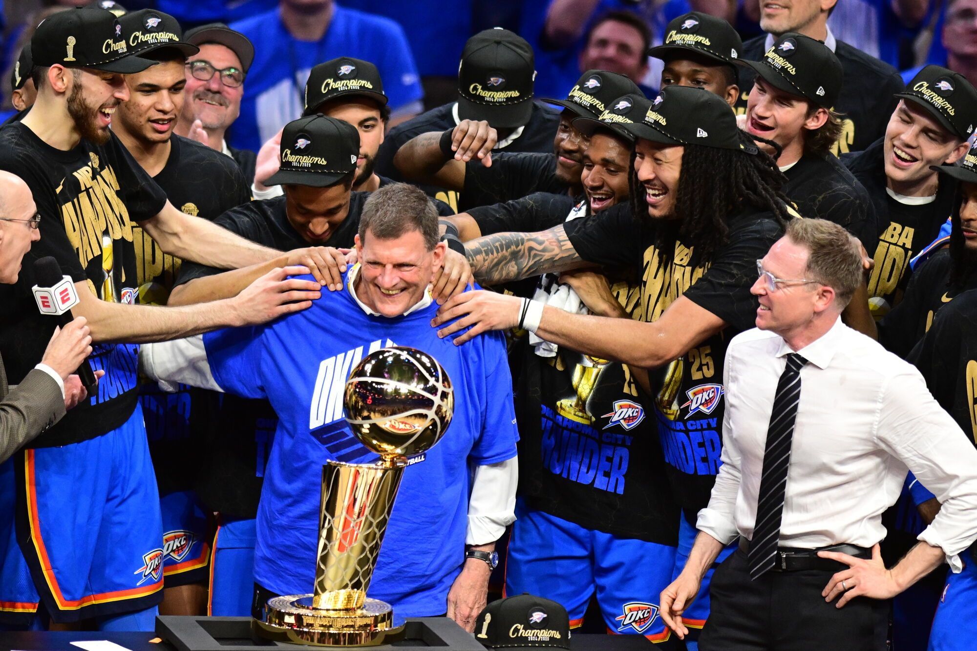 OKLAHOMA CITY (United States), 23/06/2025.- Oklahoma City Thunder players embrace owner Caly Bennett (C) following the Oklahoma City Thunder win of the NBA finals, defeating the Indiana Pacers in game seven, at the Paycom Center in Oklahoma City, Oklahoma, USA, 22 June 2025. (Baloncesto) EFE/EPA/MANUELA SOLDI SHUTTERSTOCK OUT. SHUTTERSTOCK OUT