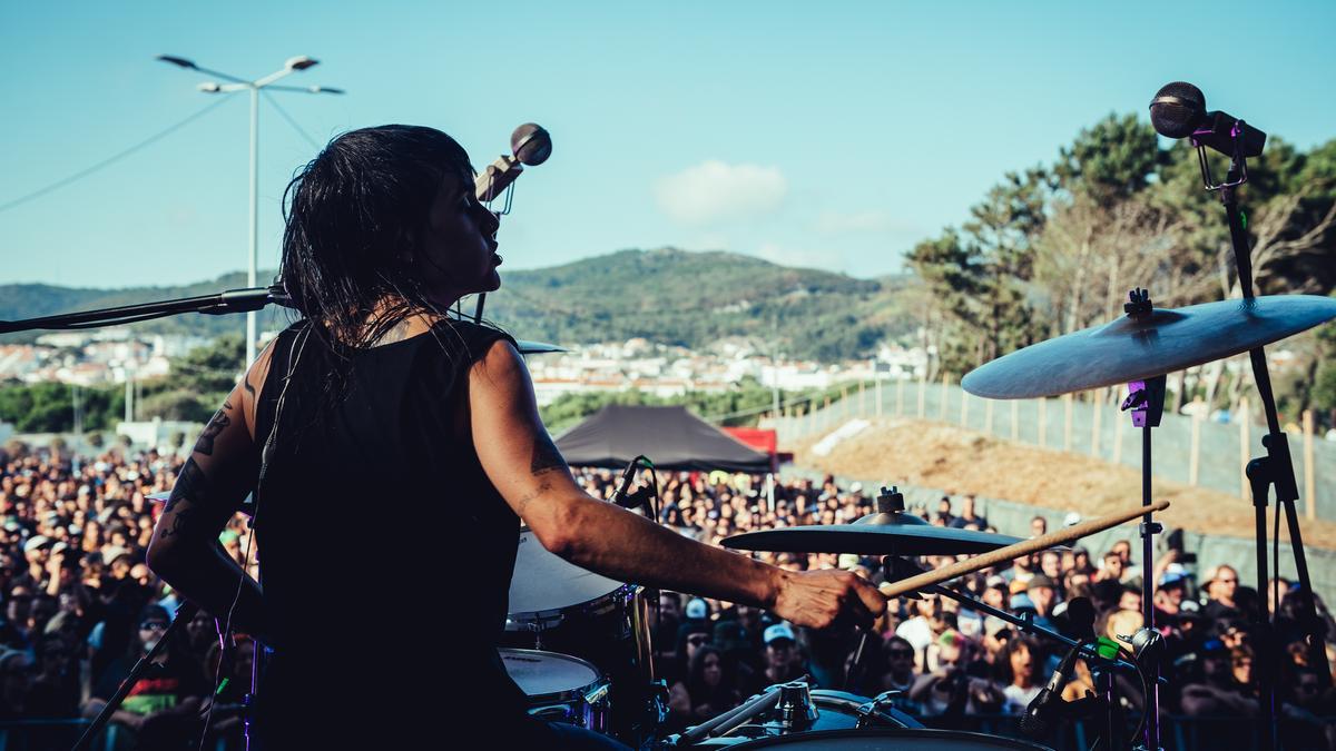 Violeta Mosquera tocando en un concierto de Bala.