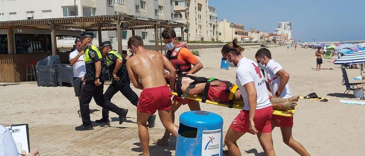 Un momento del simulacro de Cruz Roja en la playa de Sueca.  | LEVANTE-EMV