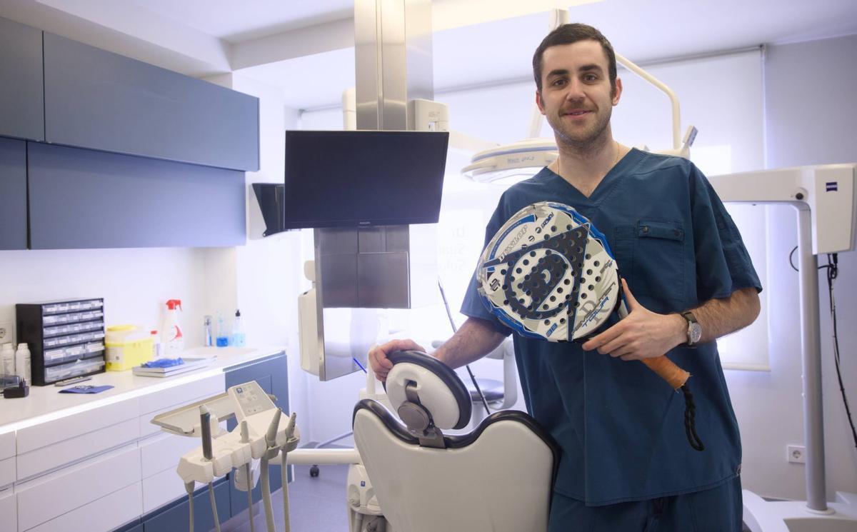 Arriba, Juan Suárez en la clínica dental en la que trabaja. Sobre estas líneas, de izquierda a derecha, Ale Galán, Juan Suárez, Mateo Zapata y Juan Lebrón. A ambos lados, la pareja formada por el avilesino Juan Suárez y Ale Galán. | MIKI LÓPEZ