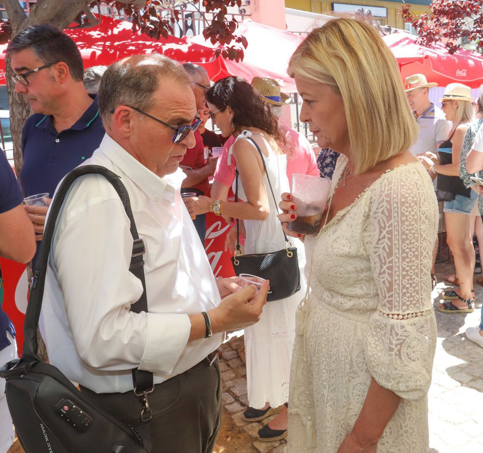 El director general de Contenidos, Juan R. Gil, conversa con la consellera Gabriela Bravo. 