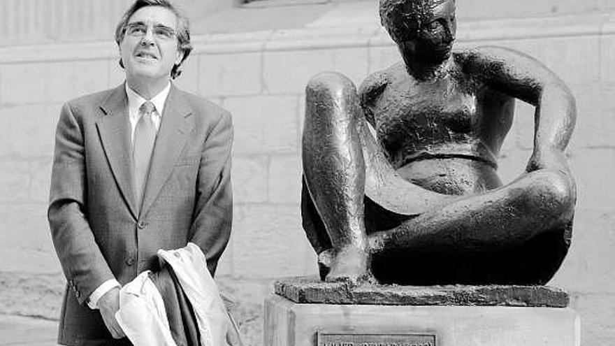 Juan de la Mota, junto a la escultura «Mujer sentada» del catalán Manolo Hugué, recientemente en Oviedo.