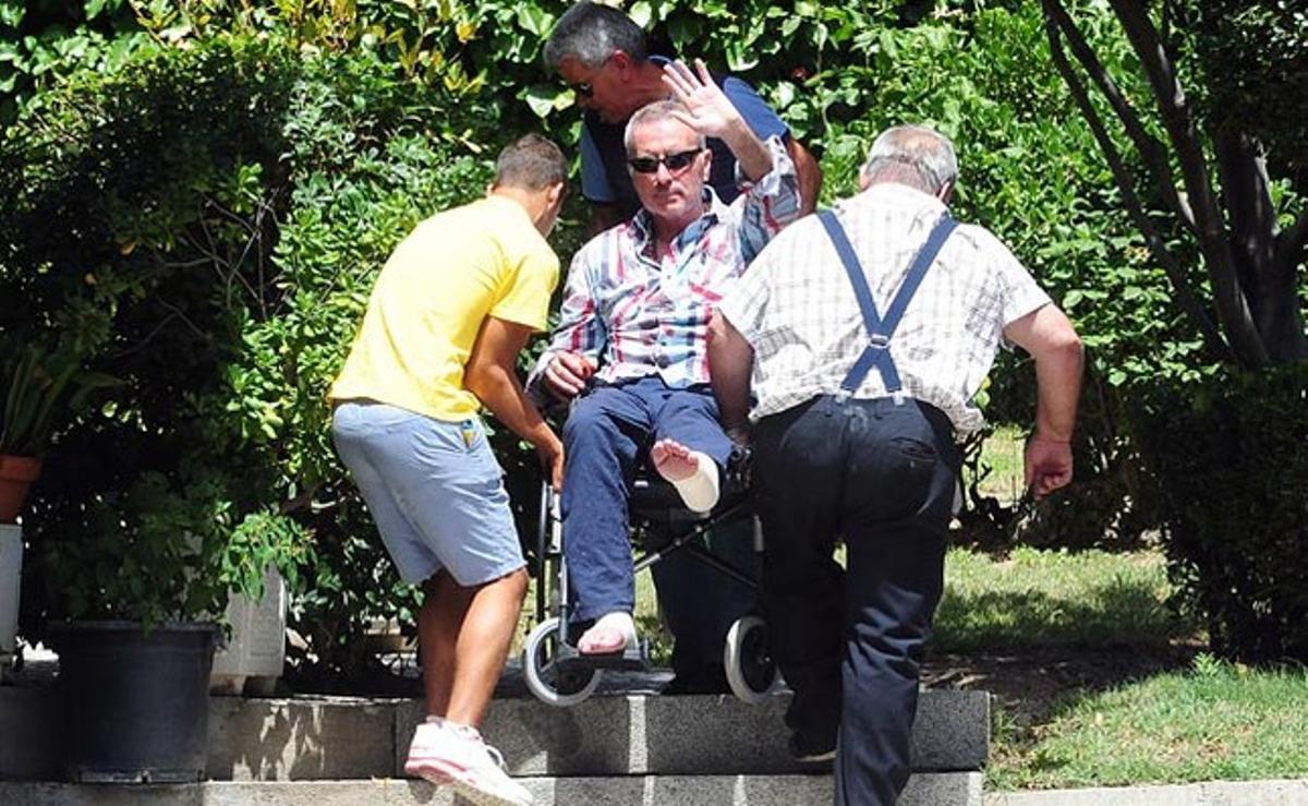 El torero José Ortega Cano i el seu fill José Fernando arriben al seu domicili de Madrid.