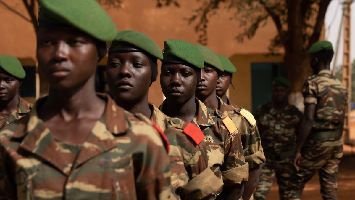 Archivo - Un grupo de militares de la Gendarmería de Níger, en la escuela de la Gendarmería, a 11 de enero de 2023, en Niamey, Níger (África).