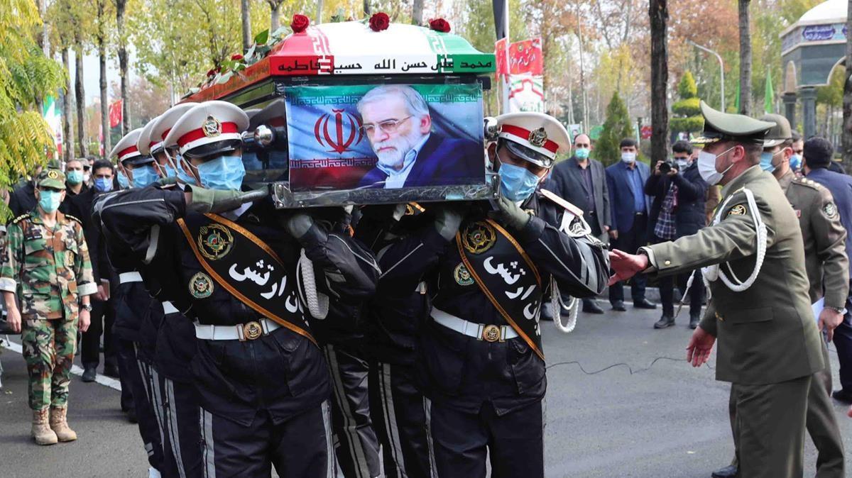 Qom (Iran(islamic Republic Of))  20 04 2016 - A handout photo made available by the Iranian defence ministry office shows soldiers carrying the coffin of slain Iranian nuclear scientist Mohsen Fakhrizadeh during funeral procession inside the Iranian defense ministry in Tehran  Iran  30 November 2020  Media reported that Iran blamed Israel for the assassination of Mohsen Fakhrizadeh  a senior Iranian nuclear scientist  (Teheran) EFE EPA DEFENCE MINISTRY OFFICE HANDOUT HANDOUT EDITORIAL USE ONLY NO SALES