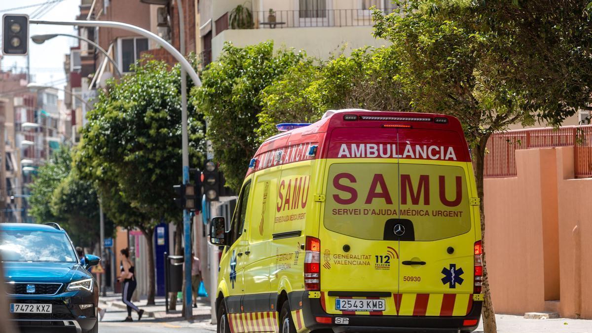 Una ambulancia SAMU circula por las calles de Alicante