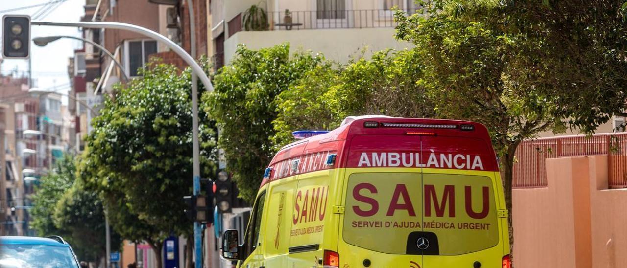 Una ambulancia SAMU circula por las calles de Alicante