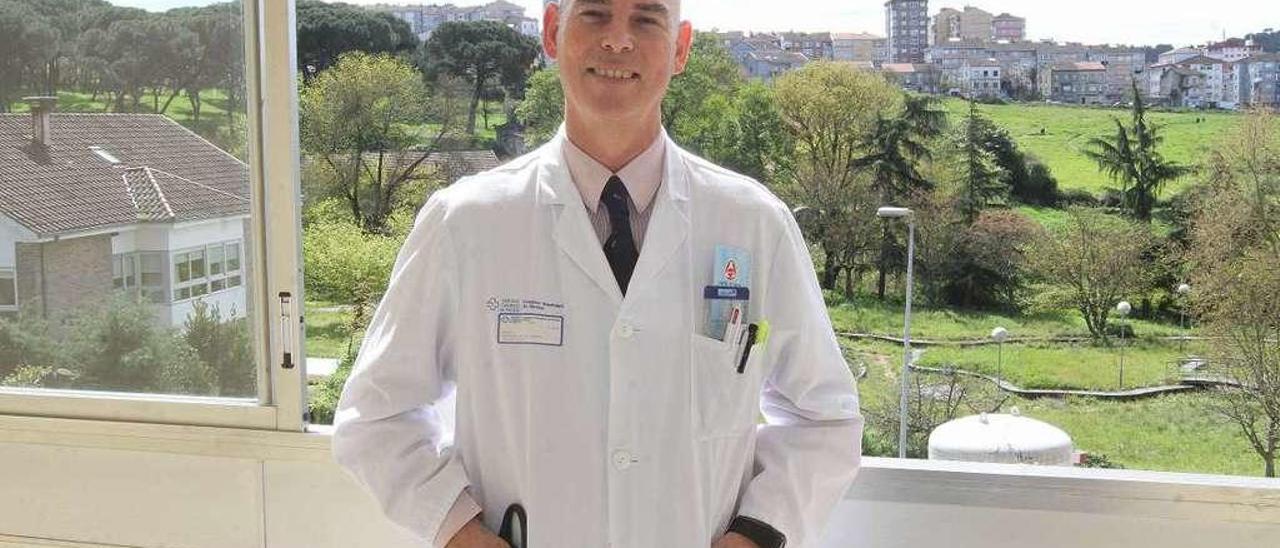 El doctor Carlos González de la Cuesta, ayer, en el Complejo Hospitalario de Ourense. // Iñaki Osorio