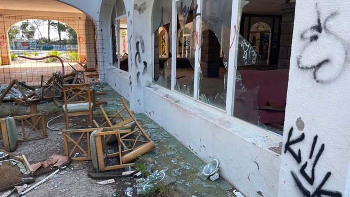 Los vecinos de Allà Dins denuncian la peligrosidad del hotel abandonado