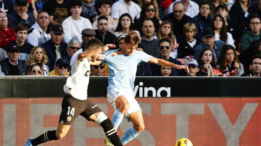 Gayà en una disputa de balón