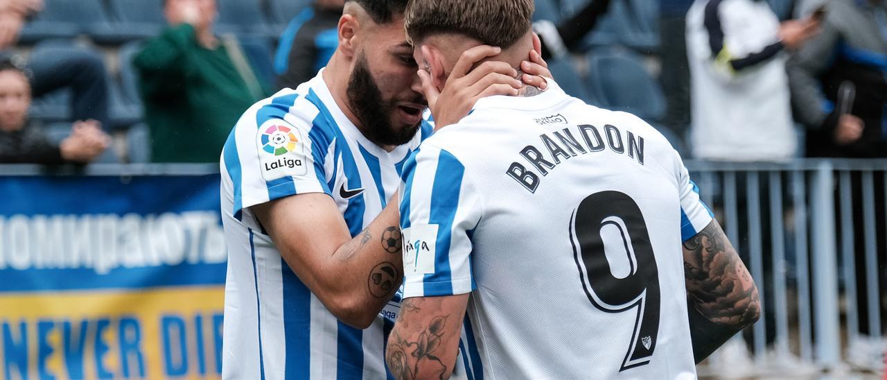 Antoñín felicita a Brandon Thomas, autor del gol malaguista.