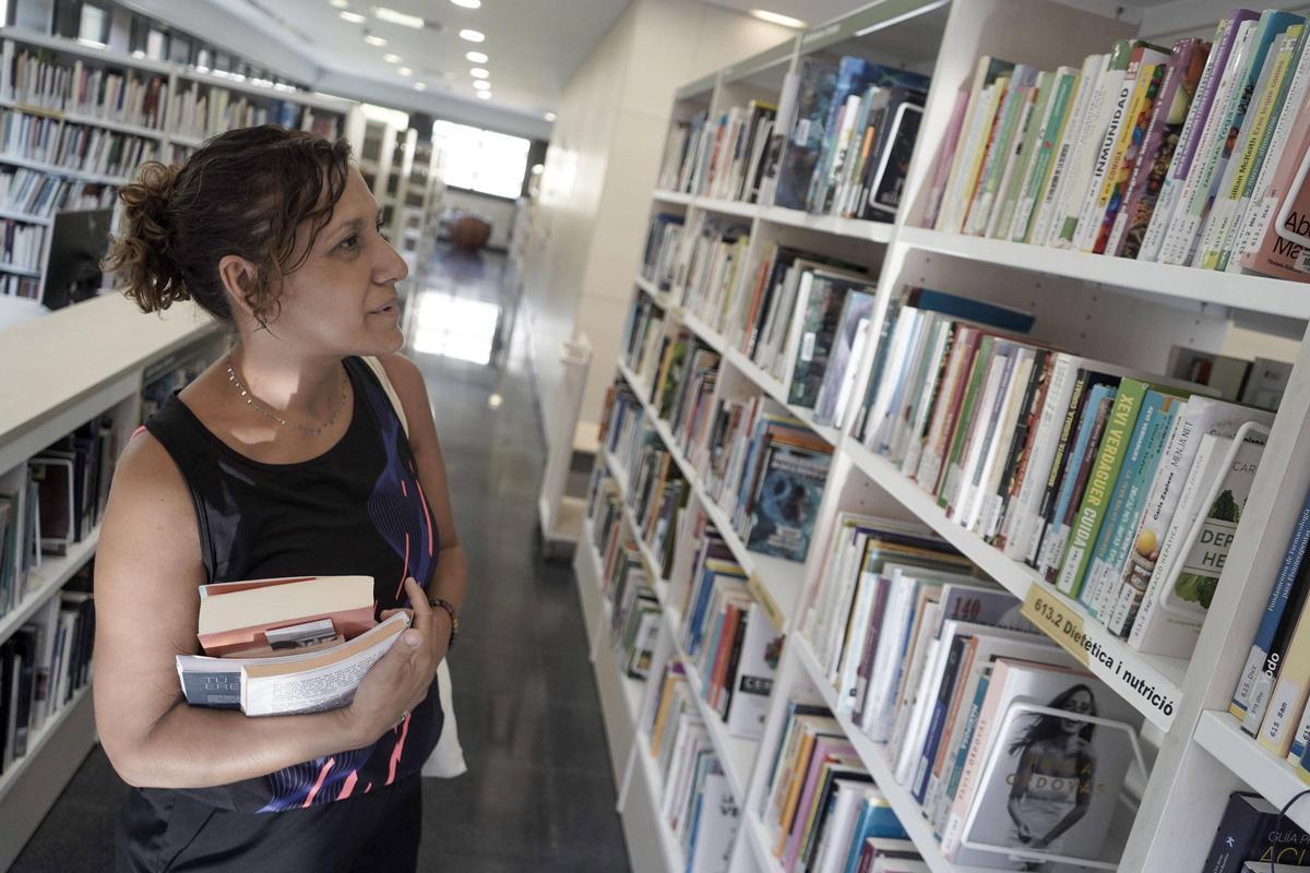Una usuària a la biblioteca Ateneu Les Bases de Manresa