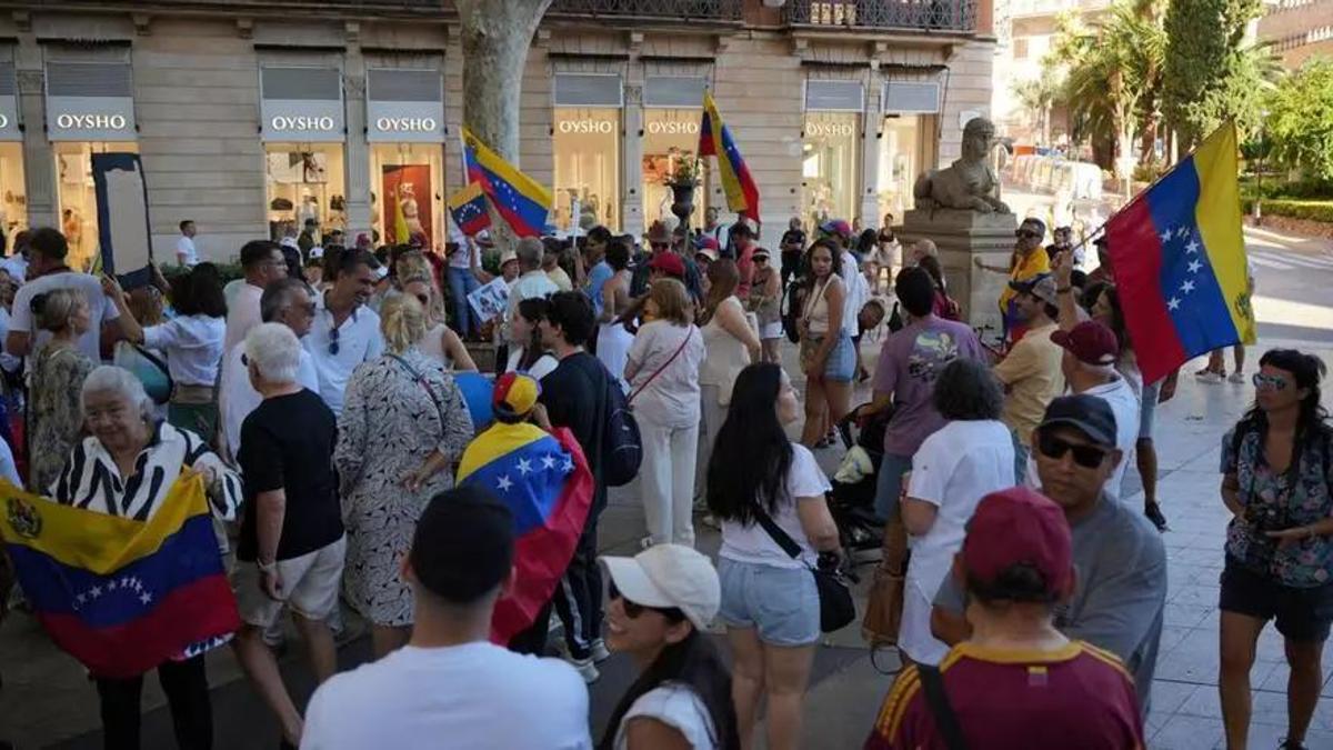 Venezolanos residentes en Mallorca durante una concentración de apoyo a Edmundo en agosto de 2024. González en