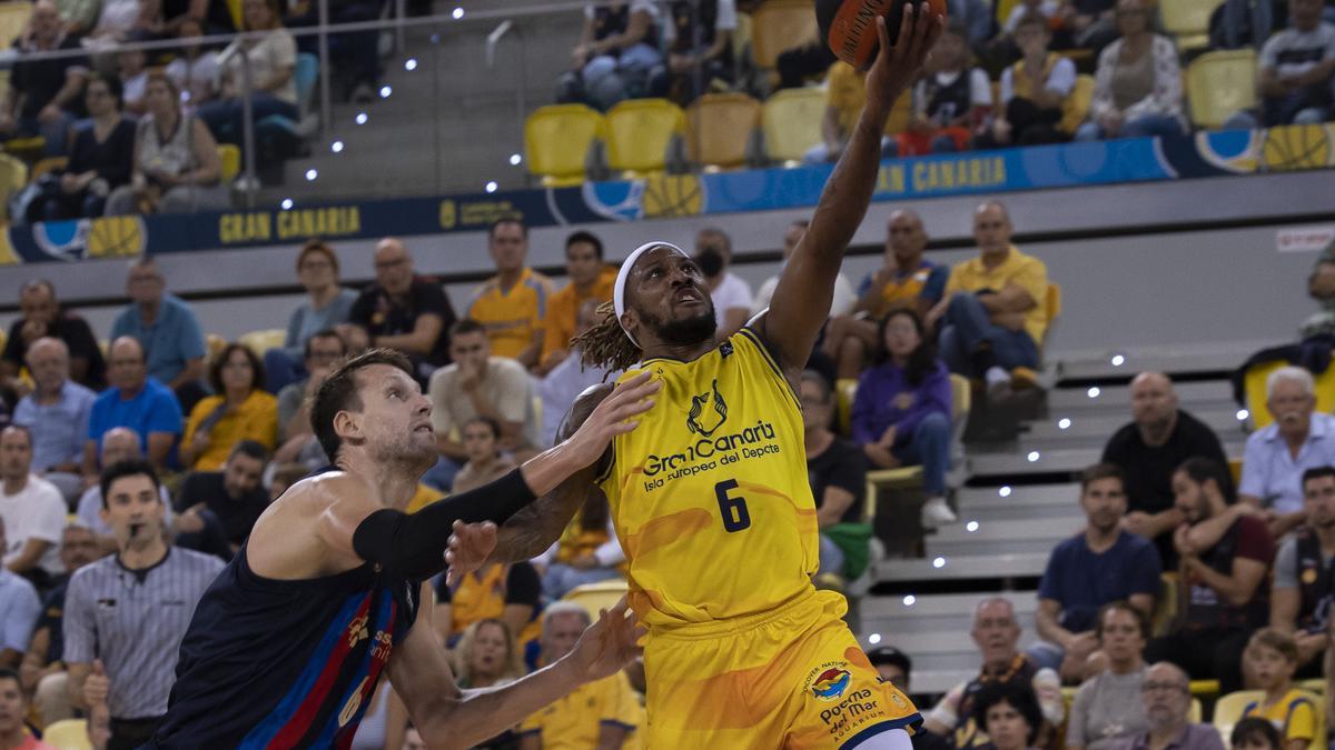 Un momento del choque entre el Gran Canaria y el Barça.