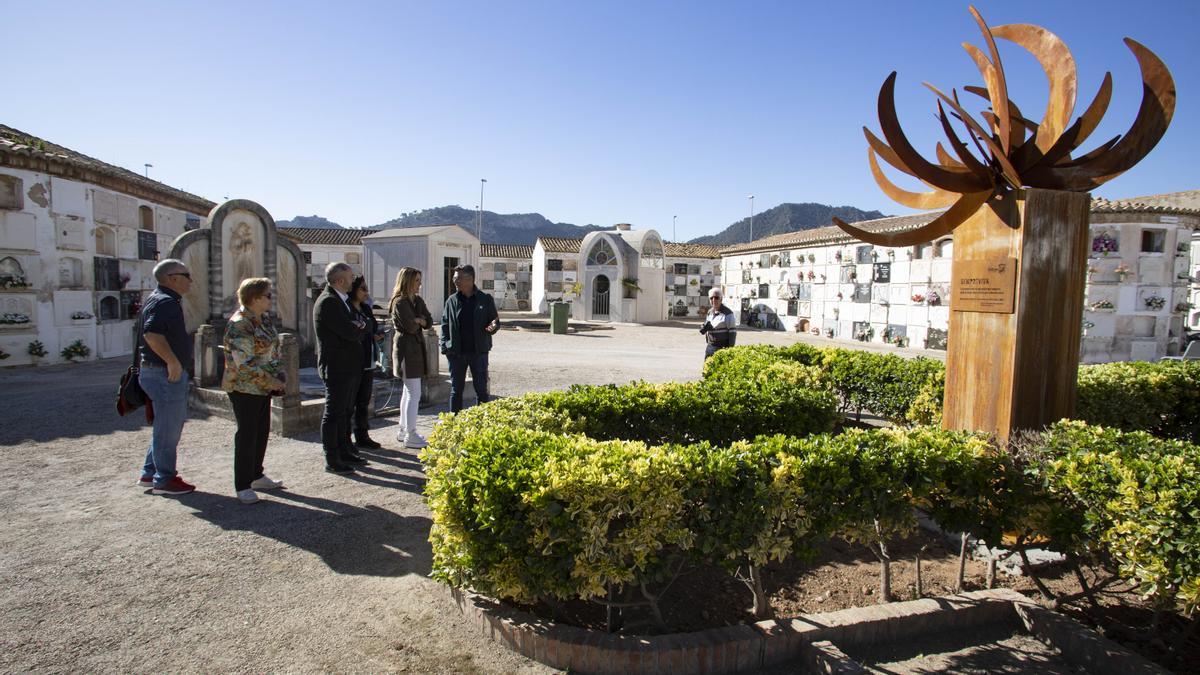 Imagen de archivo de la inauguración de un espacio memorialista en el cementerio de Xàtiva.