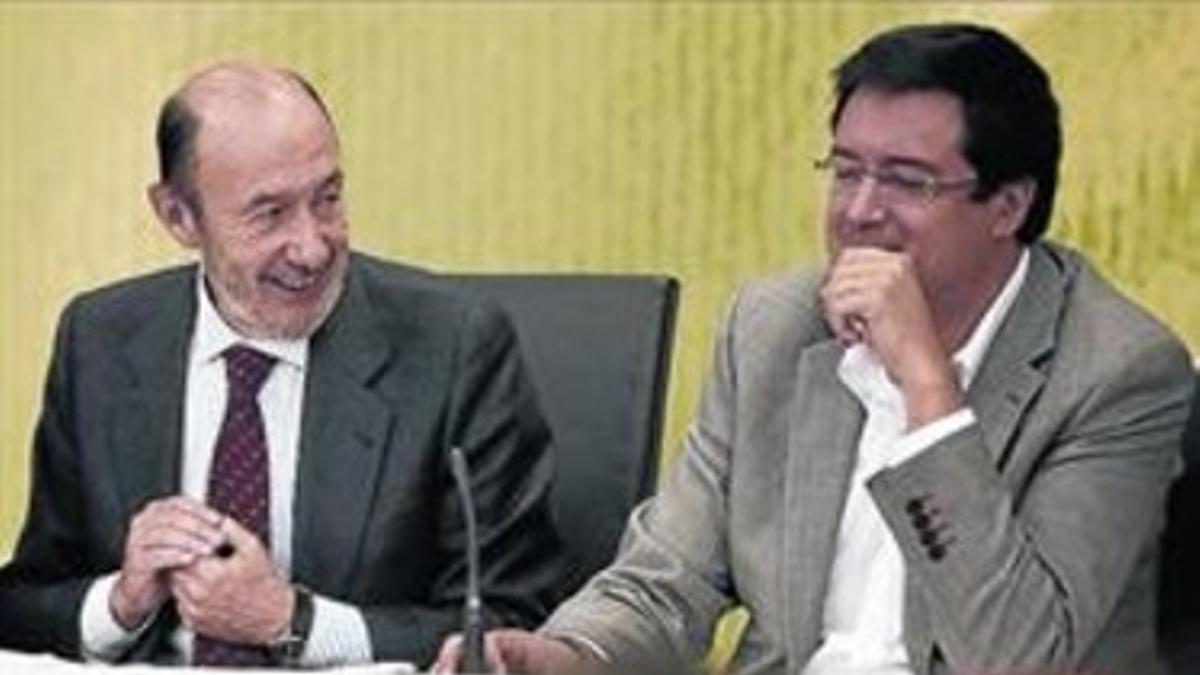 Rubalcaba conversa con el número tres del PSOE, Óscar López, ayer.