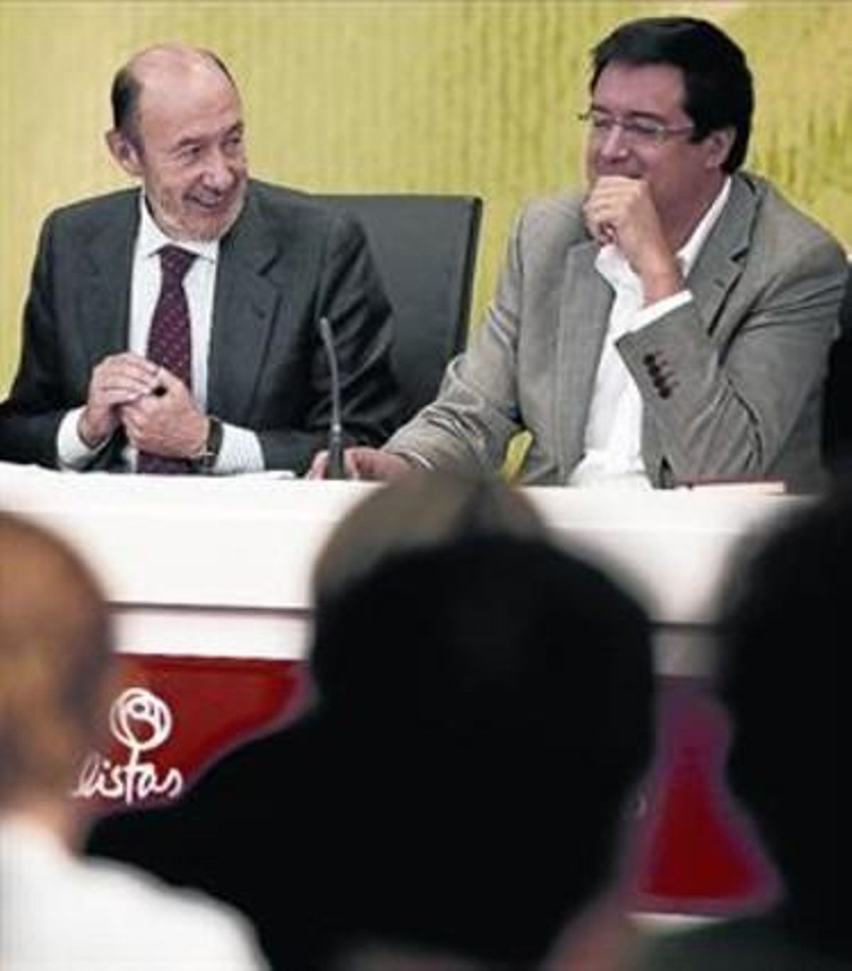 Rubalcaba conversa amb el número tres del PSOE, Óscar López, ahir. Rubalcaba conversa amb el número tres del PSOE, Óscar López, ahir.