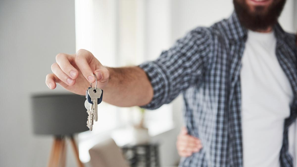 La ley española no permite que un inquilino se quede con la vivienda de forma automática tras la muerte del propietario, aunque existen excepciones muy concretas.