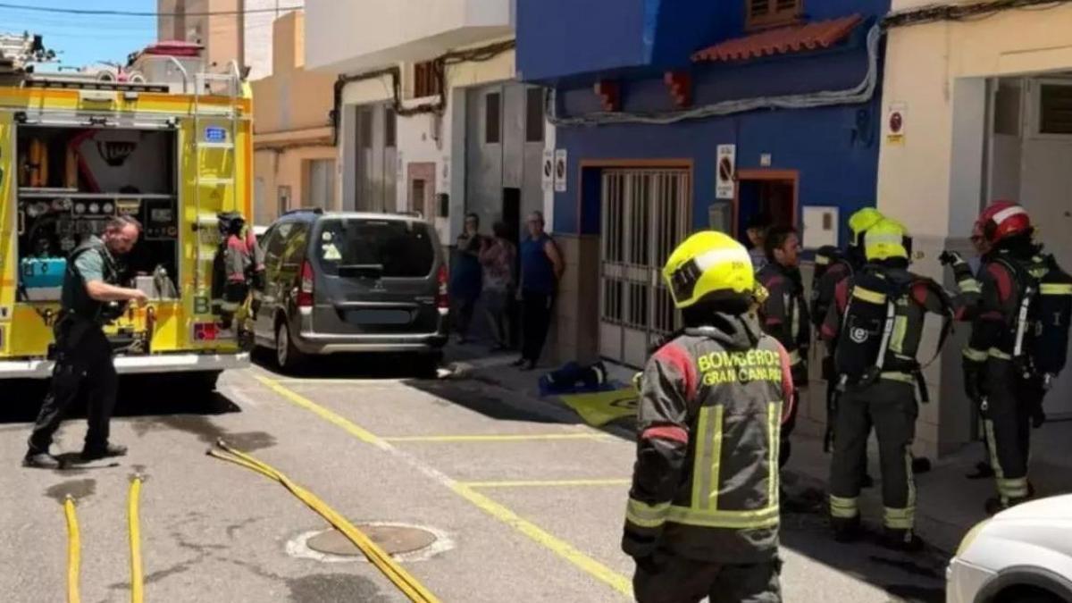 Bomberos de Gran Canaria sofocan un incendio en la azotea de una casa de Vecindario