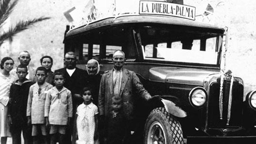 La familia  de Ca na Ravella y la ´camiona´ el día de su bendición ante la iglesia de sa Pobla