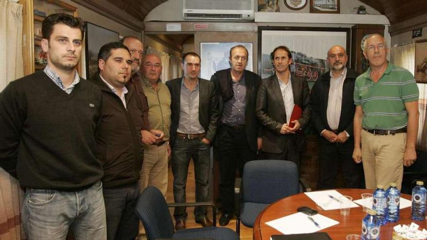Luis Sabariz (1º d.) en una de las reuniones celebradas para demandar el tren de cercanías. // X.A.