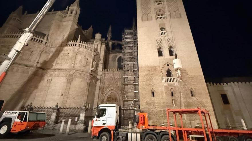 La Catedral de Sevilla inicia la retirada de las azucenas de la Giralda tras el desprendimiento por el temporal