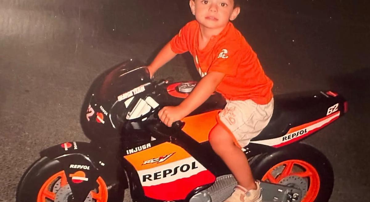David Alonso en su Honda de juguete