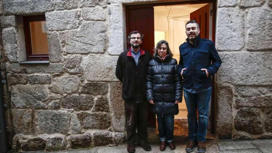 Tres de los cinco emprendedores que en breve abrirán un obrador de pan en A Ferrería. // Adrián Irago
