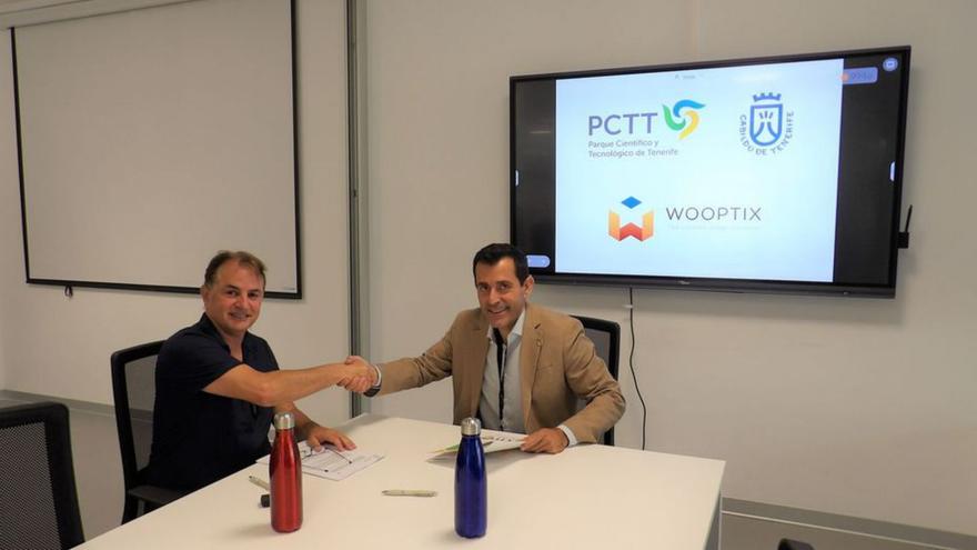 El CEO de Wooptix y el consejero Juan José Martínez sellan el acuerdo. | | E.D.