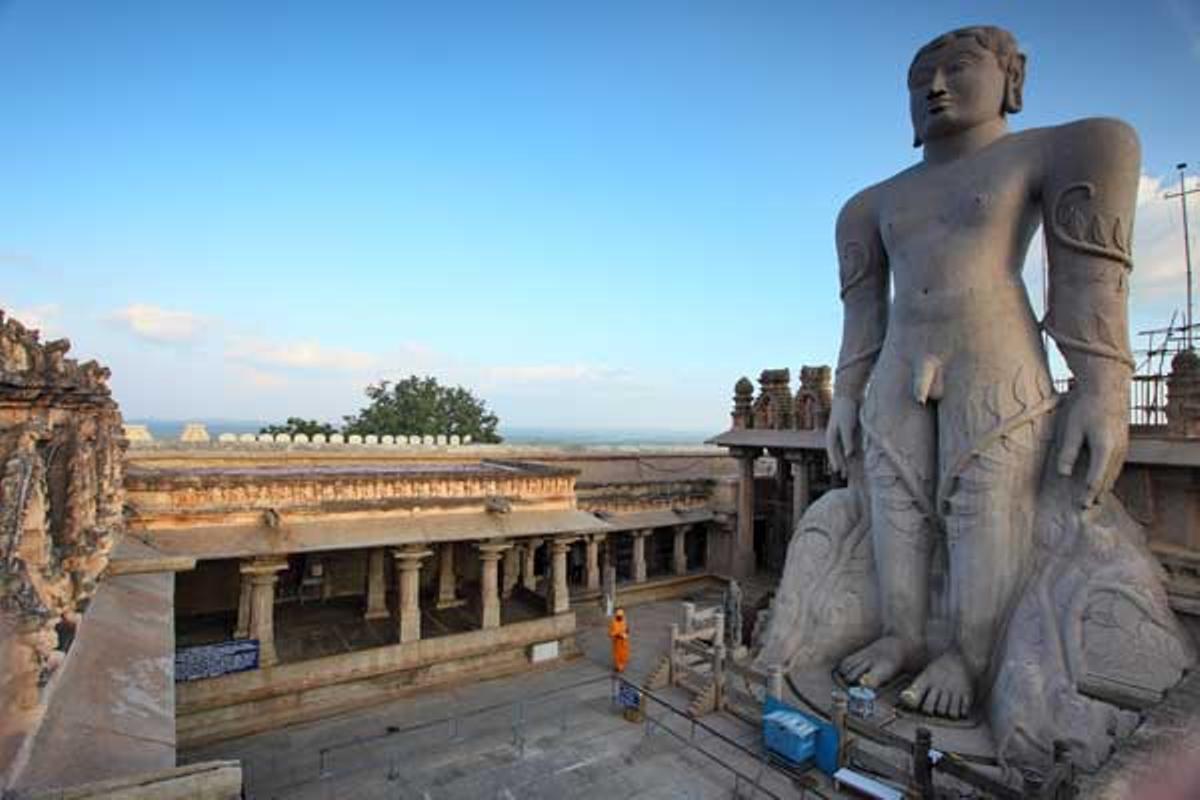 El templo jainista de Sravanabelagola exhibe una colosal efigie del santo Bahubali.