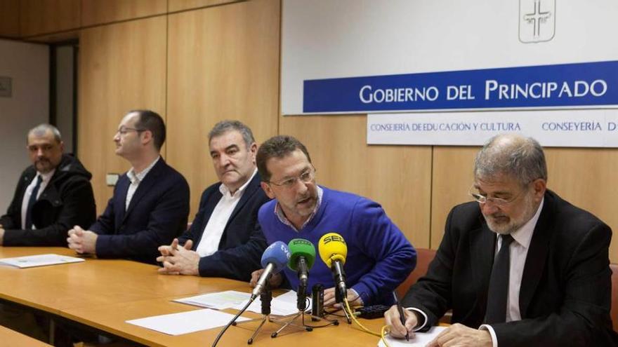 El consejero Genaro Alonso (segundo por la derecha), con responsables de su departamento y de la empresa, durante la firma de los convenios para la FP dual.