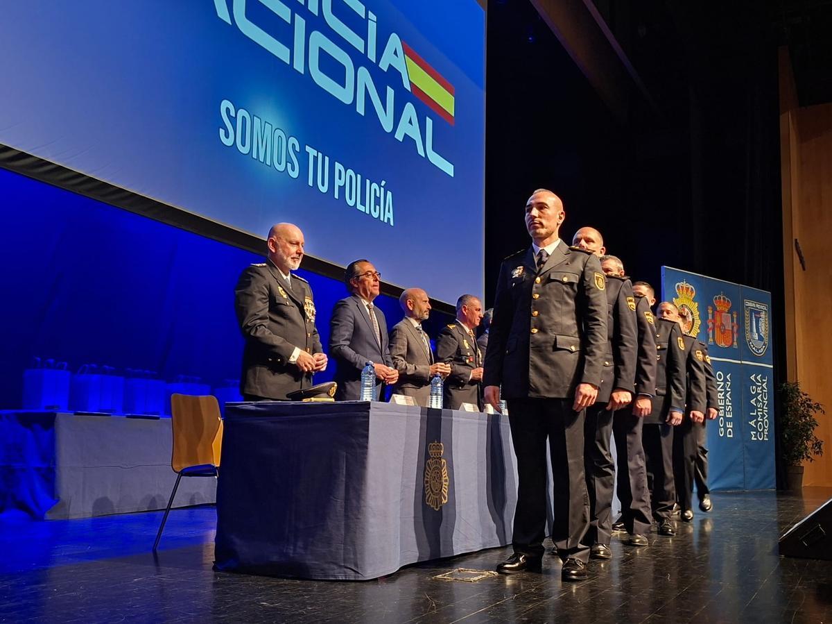 Momento de la condecoración a policías en el 202 aniversario de la Policía Nacional