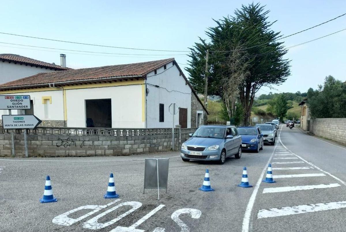 Varios coches en el cruce de El Riañu, a la entrada de la Villa. | LNE