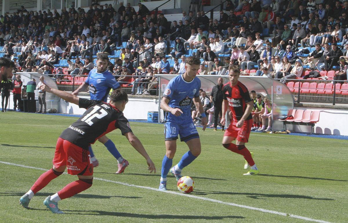Rabadán, del Ourense CF, controla el balón ante la presión de Jorge, de la Ponferradina. | IÑAKI OSORIO
