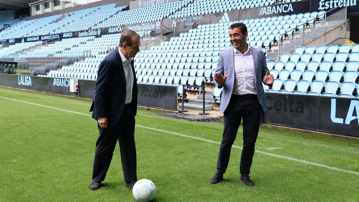 Abel Caballero y Luis López, en el césped de Balaídos.