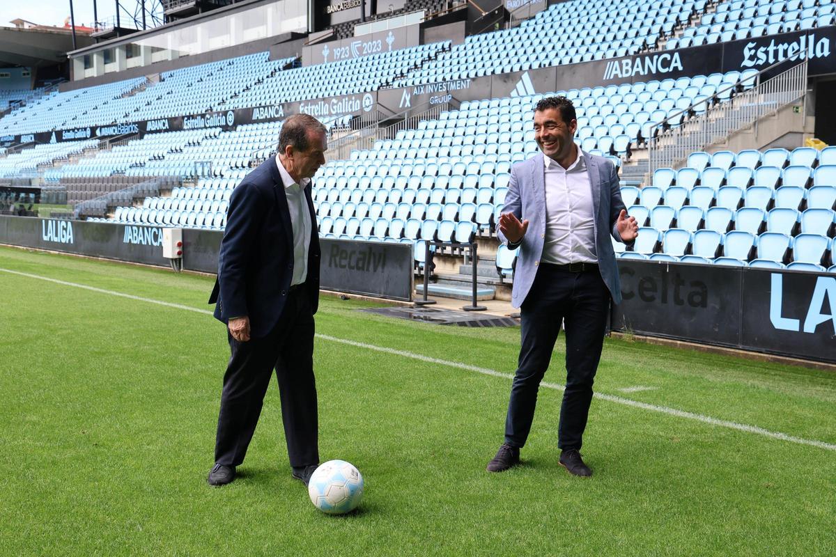 Abel Caballero y Luis López en el césped de Balaídos