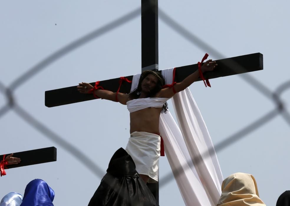 Un ciudadano filipino se  crucificó hoy por trigésimo año consecutivo en la localidad de San Pedro  Cutud, al norte de Manila, para revivir la Pasión de Cristo tal y como  aparece en la tradición cristiana.
