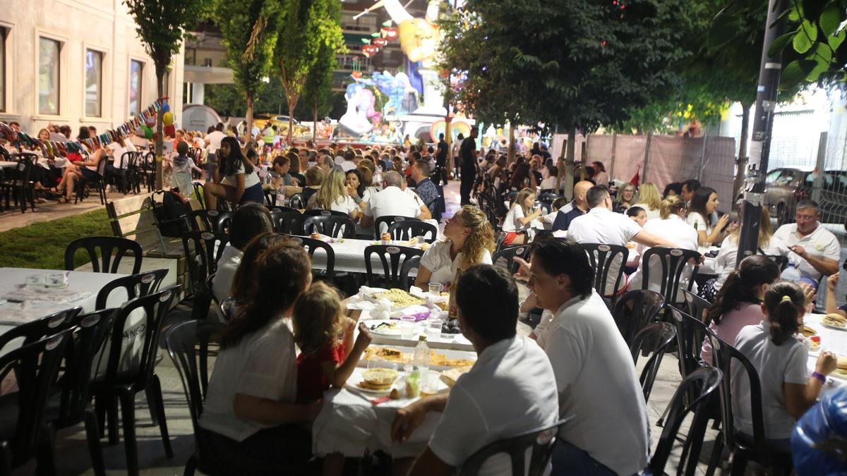 Mesas en un racó durante las fiestas de Hogueras de 2018