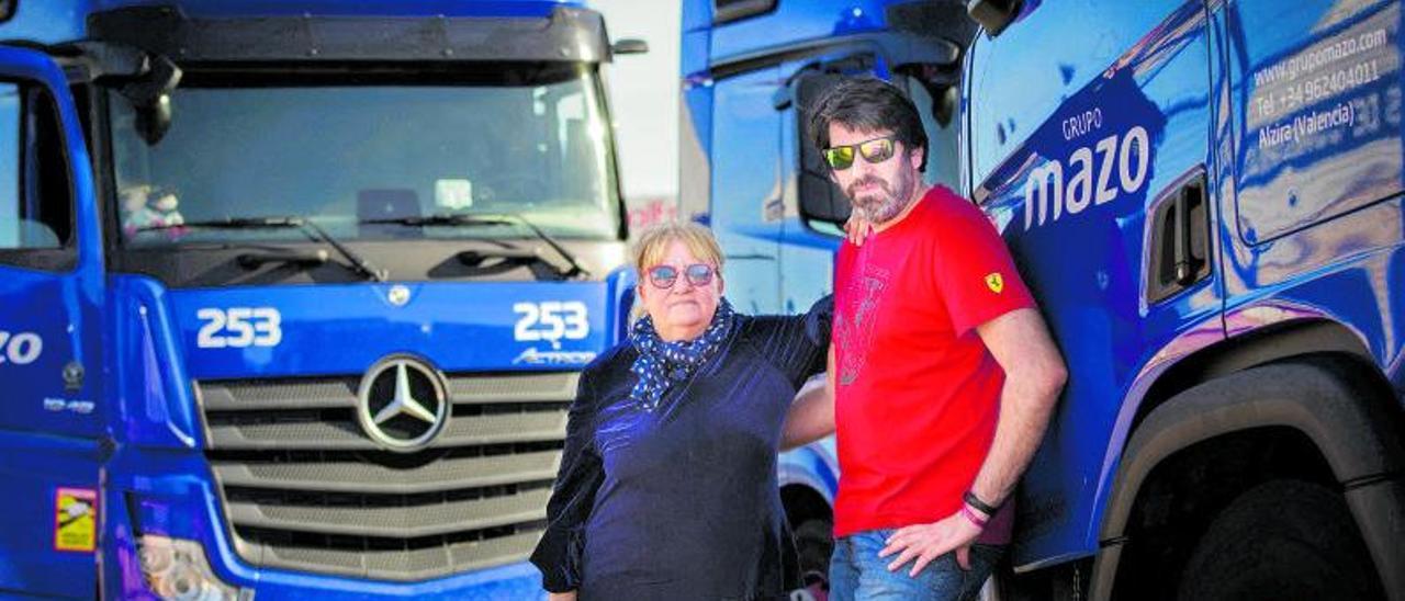 Ana Martínez y Sergio Sánchez, en la base logística de Grupo Mazo de Alzira, en una imagen de principios de enero de este año. | EMV