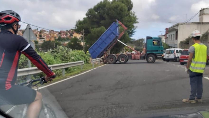 Vertido de los escombros de la vivienda siniestrada en La Atalaya en un espacio natural protegido.