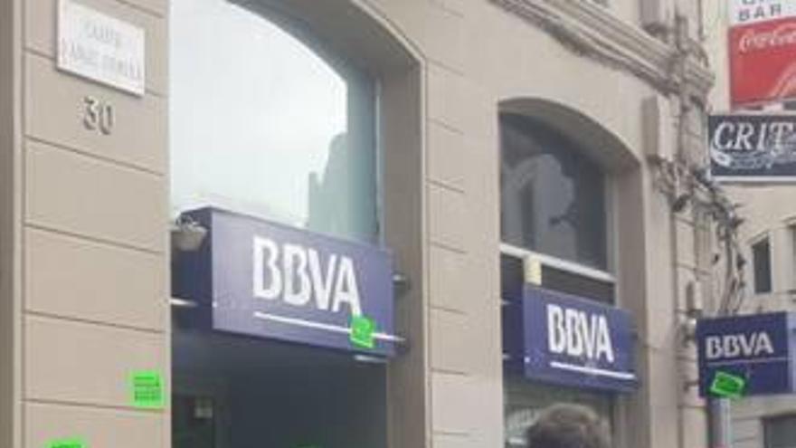 La PAHC &#039;visita&#039; oficines del BBVA per reclamar una dació en pagament