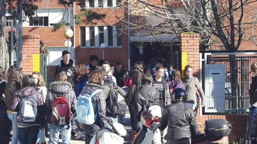 Alumnos de un instituto de Vigo a la salida del centro.